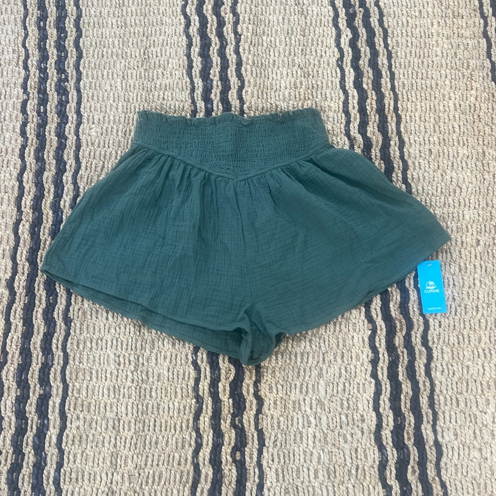 Cupshe Okive green high waisted pull on gauze shorts. New with tags.